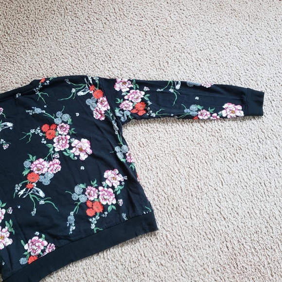 Super Cute H&M Cotton Sweatshirt Black with Pretty Pink Red Green Floral Flowers - Picture 2 of 12
